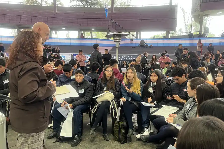 EMPLEO JUVENIL. Fue una de las más concurridas, con estudiantes que discutieron sobre pasantías, autogestión y oportunidades laborales.