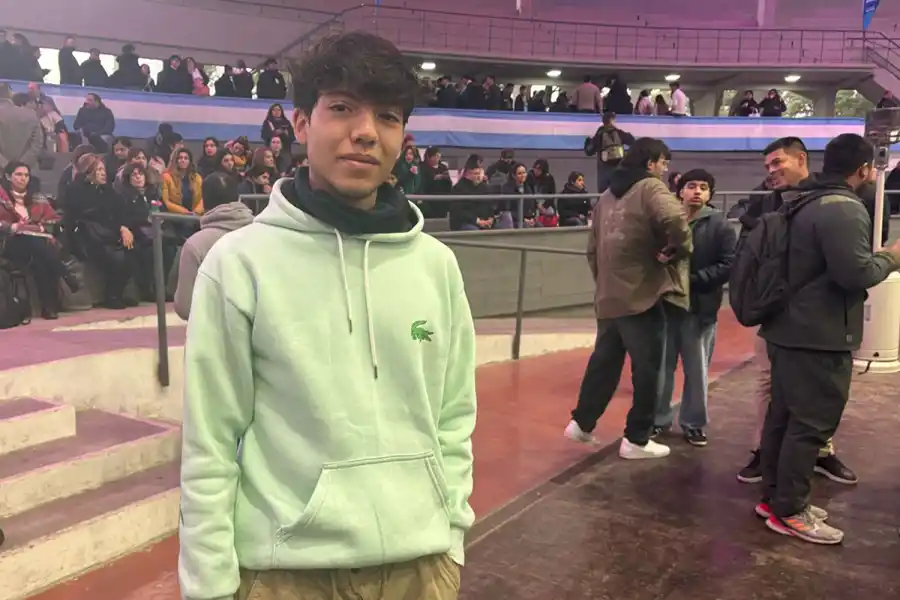 EN DEPORTES. Francisco también tiene 17 años y eligió sumarse al grupo de recreación y actividad. / VICTORIA REINOSO, LA GACETA