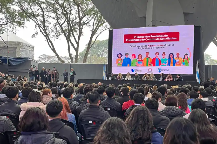 ENCUENTRO ESTUDIANTIL. Cientos de presidentes de centros de estudiantes participaron en el Palacio de los Deportes para debatir sobre los principales desafíos de la juventud tucumana.