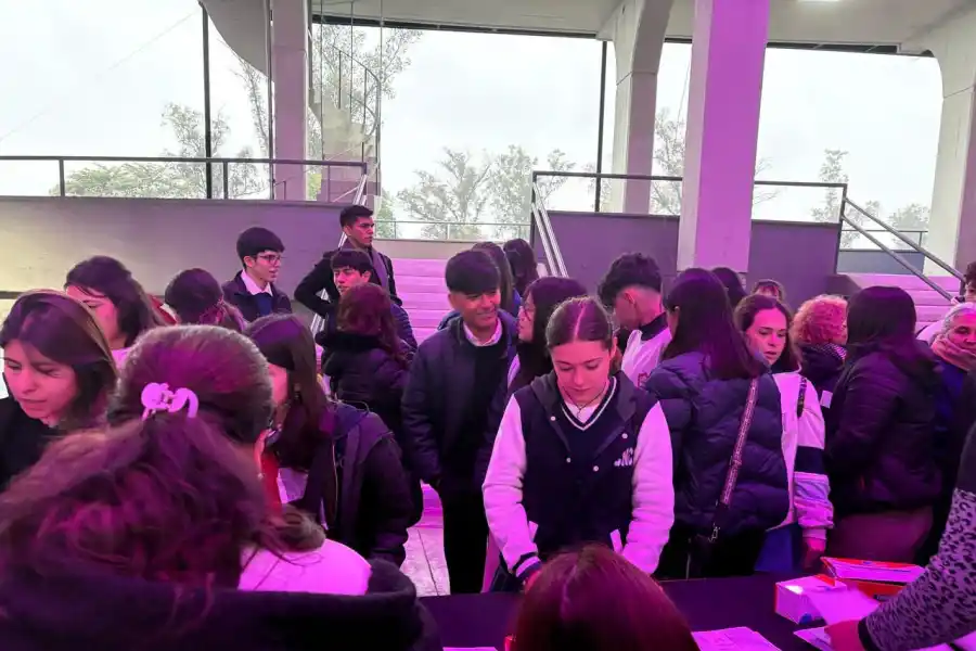 LAS ACREDITACIONES. Desde las 8 de la mañana los presidentes de centros de estudiantes se inscribieron. / LA GACETA, VICTORIA REINOSO