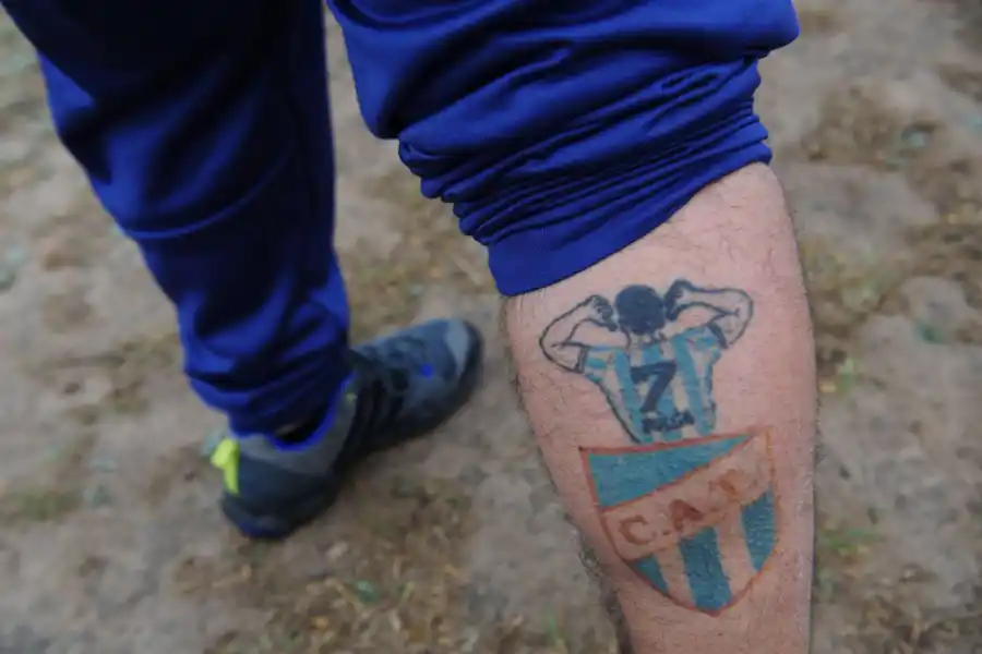 Trabajaba en el sur, se tatuó el escudo de Atlético Tucumán en el pecho y volvió porque el amor por el club le ganó a todo