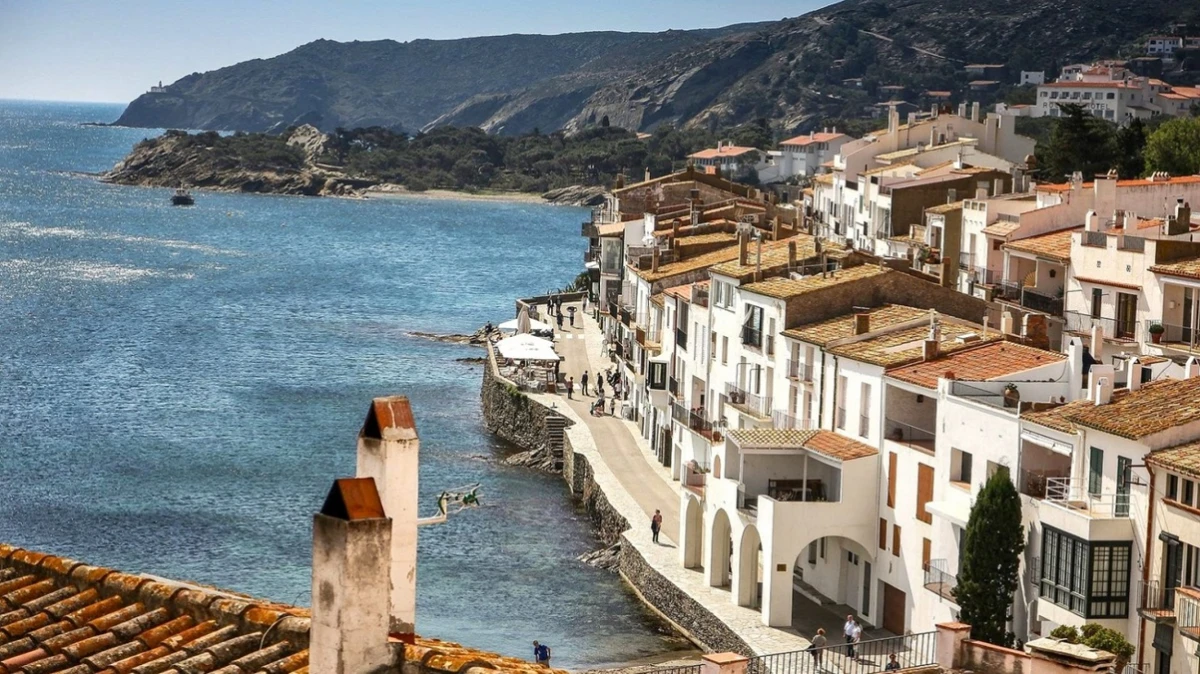 Este es el mejor pueblo costero y está a un paso de Aragón: arte, mar y tranquilidad sin masificar