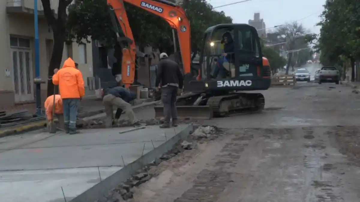 Operarios, en obra. LA GACETA