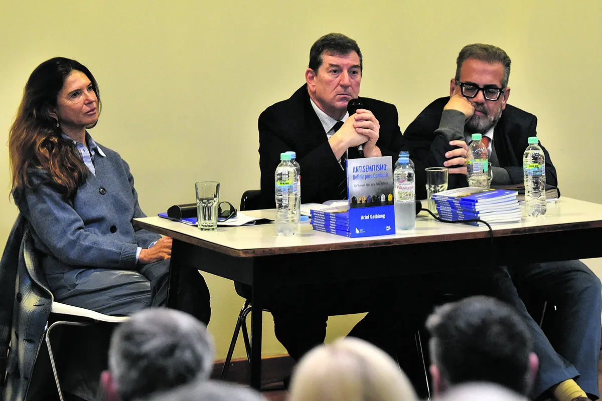 LA PRESENTACIÓN DE “Antisemitismo”. Claudia Sbdar, Ariel Gelblung y Álvaro Aurane.