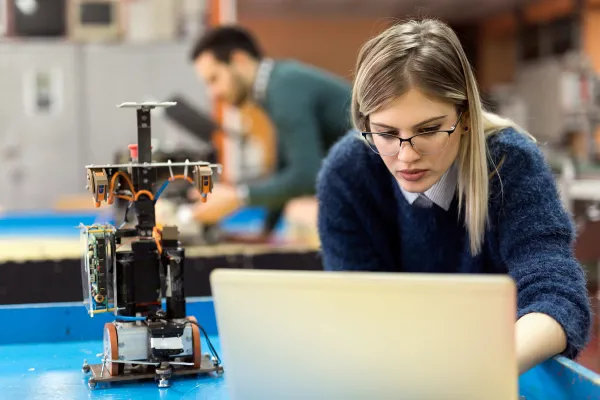 Debate moral: usaron IA en ensayos académicos para engañar a quienes corregían con IA
