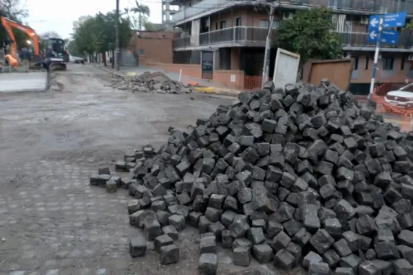 Alfredo Toscano pidió frenar la remoción de adoquines históricos en Barrio Sur