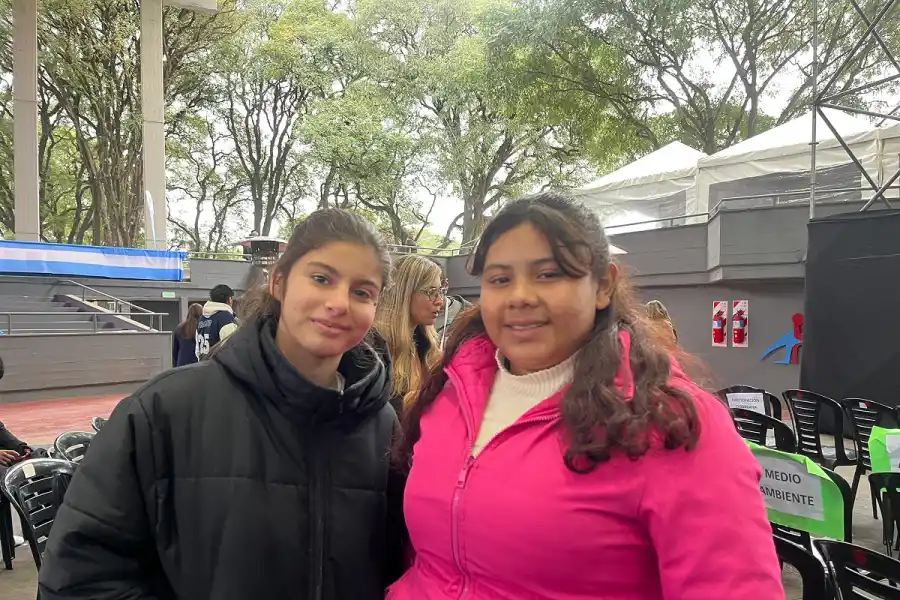 PARTICIPACIÓN. Valentina Juárez y Jazmín Rosales impulsan actividades para frenar el bullying y mejorar la convivencia en su escuela.