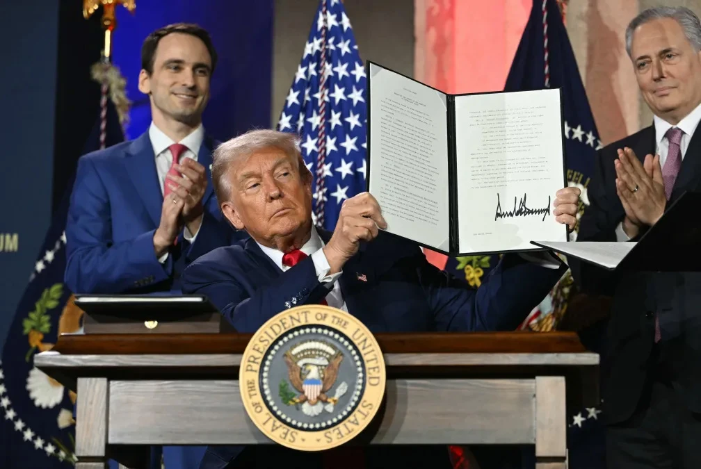 DECRETO. Trump muestra la “orden ejecutica” que firmó en referencia a la inteligencia artificial.