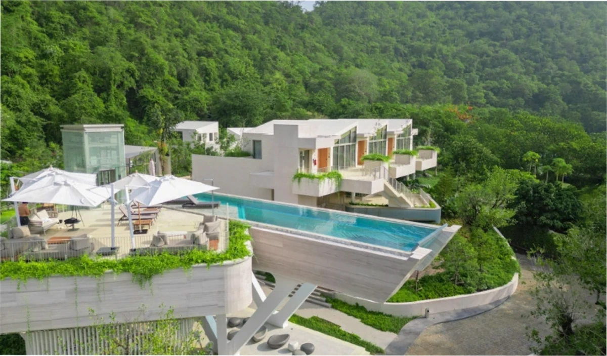 Una piscina suspendida en el aire en Tailandia. 