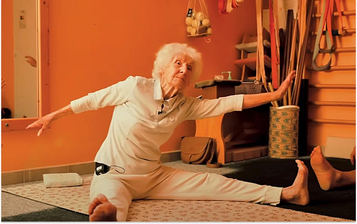 Tiene 102 años, es francesa y da clases de yoga: la inspiradora historia de Charlotte Chopin