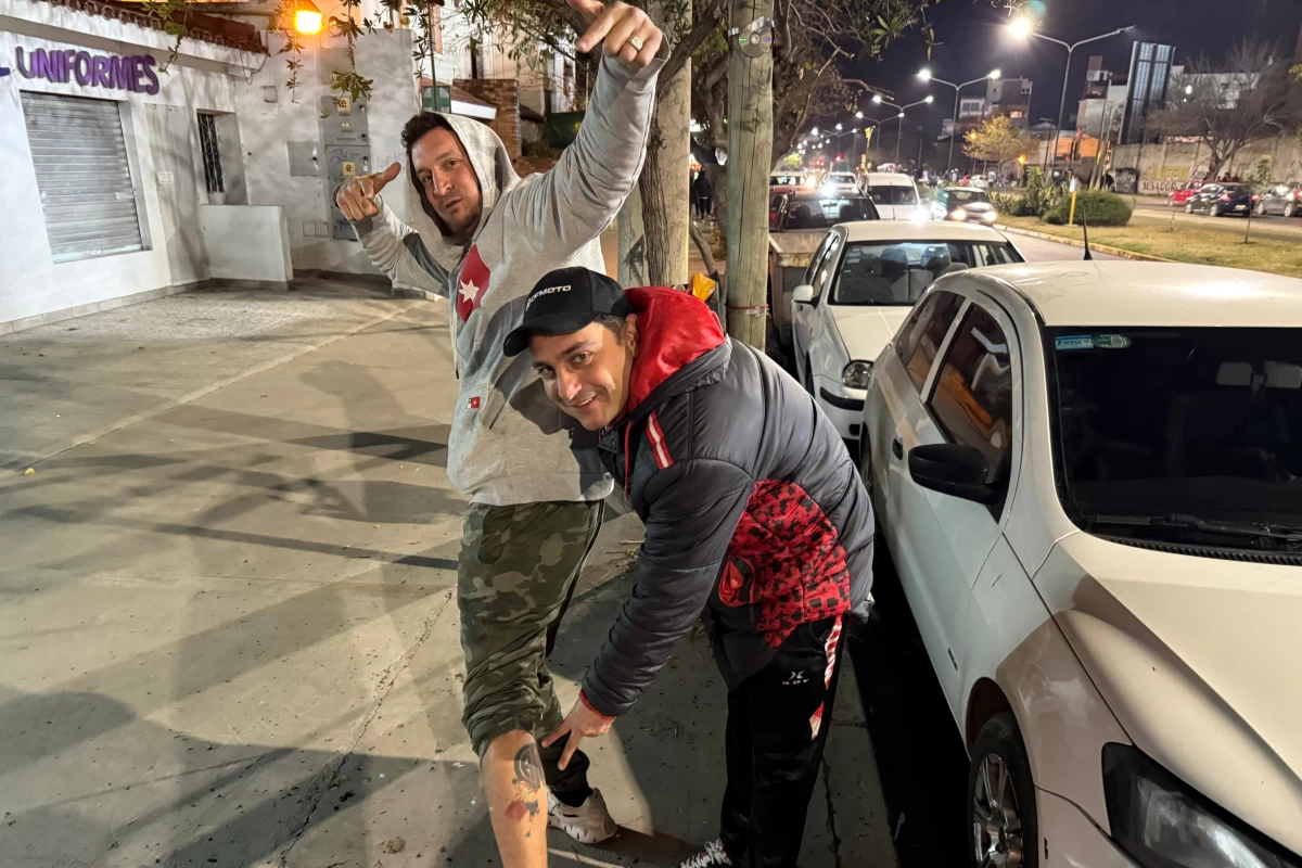 CON AMISTAD PESE A TODO. Facundo David señala el tatuaje millonario de Jesús Ovejero.