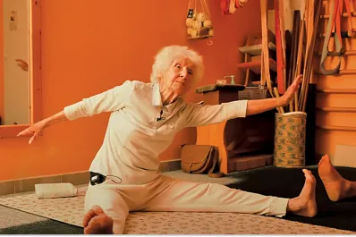 Tiene 102 años, es francesa y da clases de yoga: la inspiradora historia de Charlotte Chopin