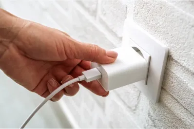 Nunca lo conectes aquí: estos son los lugares donde jamás deberías cargar tu celular