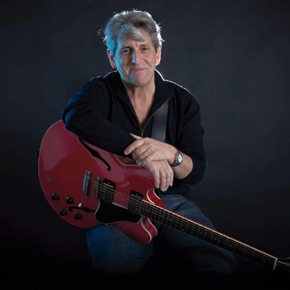 SOBRE EL ESCENARIO. Roque Narvaja acredita 54 años con el pop rock.