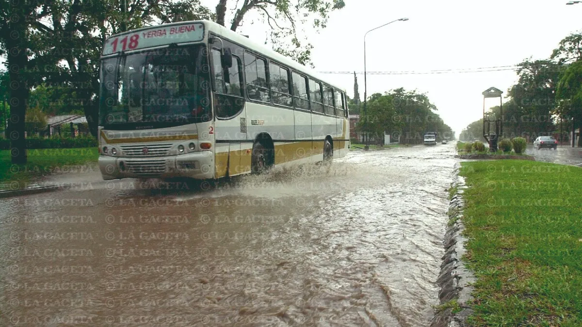 Recuerdos fotográficos: ¿Por qué cuando llueve se inunda la acera norte de la Aconquija?