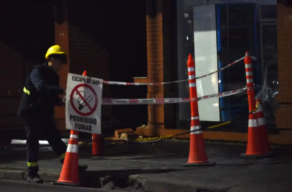 Un automovilista chocó contra una casilla de gas y debieron evacuar varios edificios en Catamarca al 400