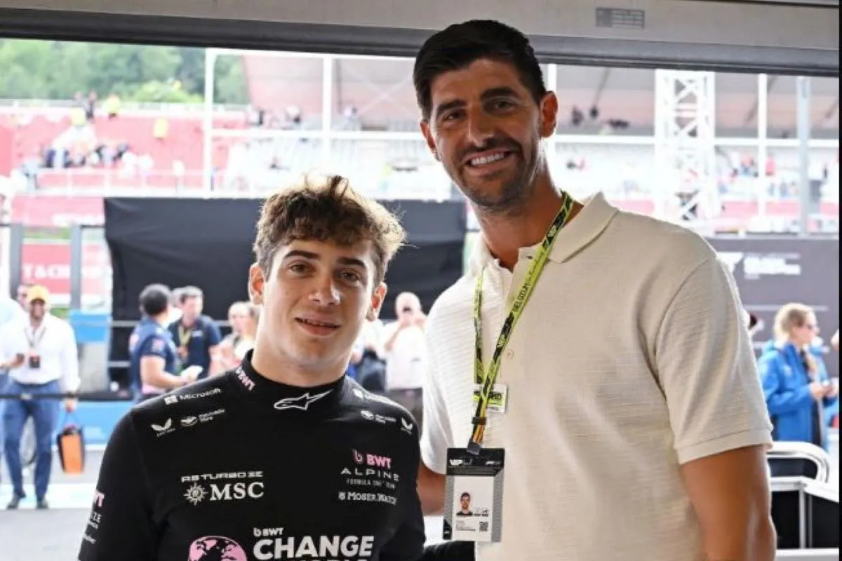 ESTRELLAS. Colapinto junto al arquero belga, Thibaut Nicolas Marc Courtois. Como él, es un deportista exitoso que actualmente juega en Real Madrid.