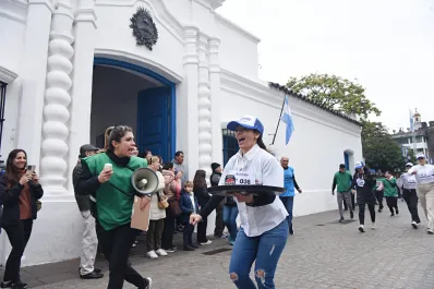 Entre risas, aplausos y equilibrio, así se vivió la Maratón de Mozos y Camareras en el microcentro tucumano
