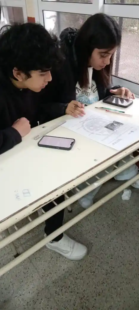 PRIMERA ETAPA. Dos alumnos responden preguntas en pareja.