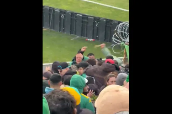 Locura en la tribuna de Aldosivi: pelea entre barras dejó tres heridos durante el partido ante Newell’s