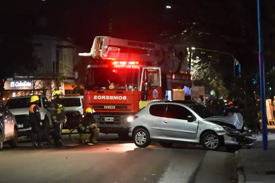 Un automovilista chocó contra una casilla de gas y debieron evacuar varios edificios en Catamarca al 400