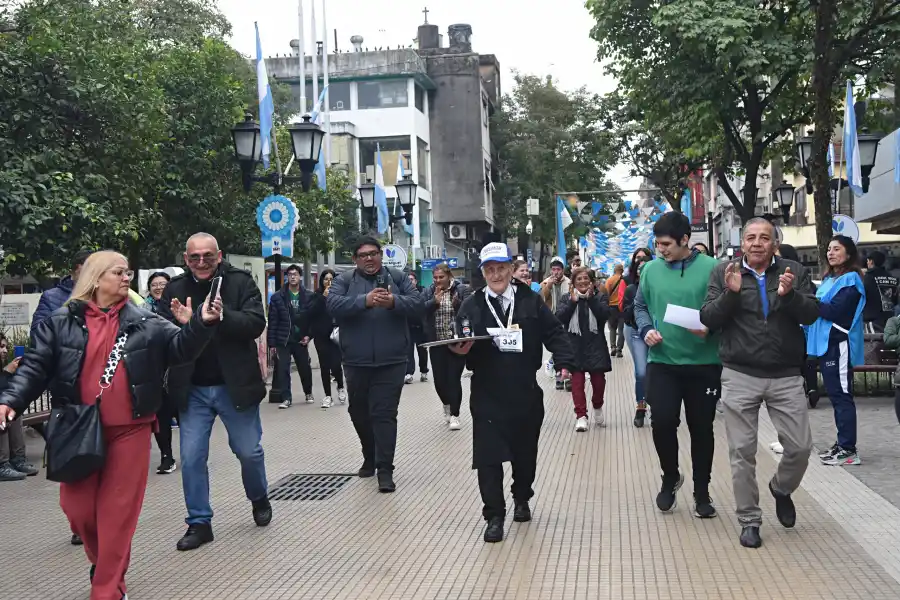 Entre risas, aplausos y equilibrio, así se vivió la Maratón de Mozos y Camareras en el microcentro tucumano