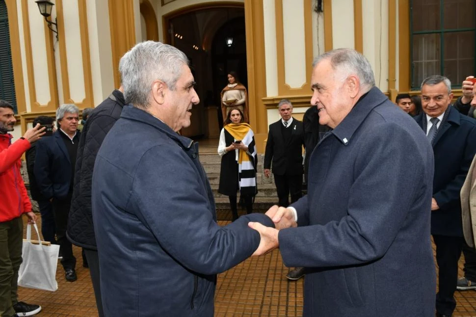 EN EL COLMENAR. Jaldo saluda al ministro de Economía, Daniel Abad, al llegar a la Estación Experimental, para encabezar el acto de aniversario.