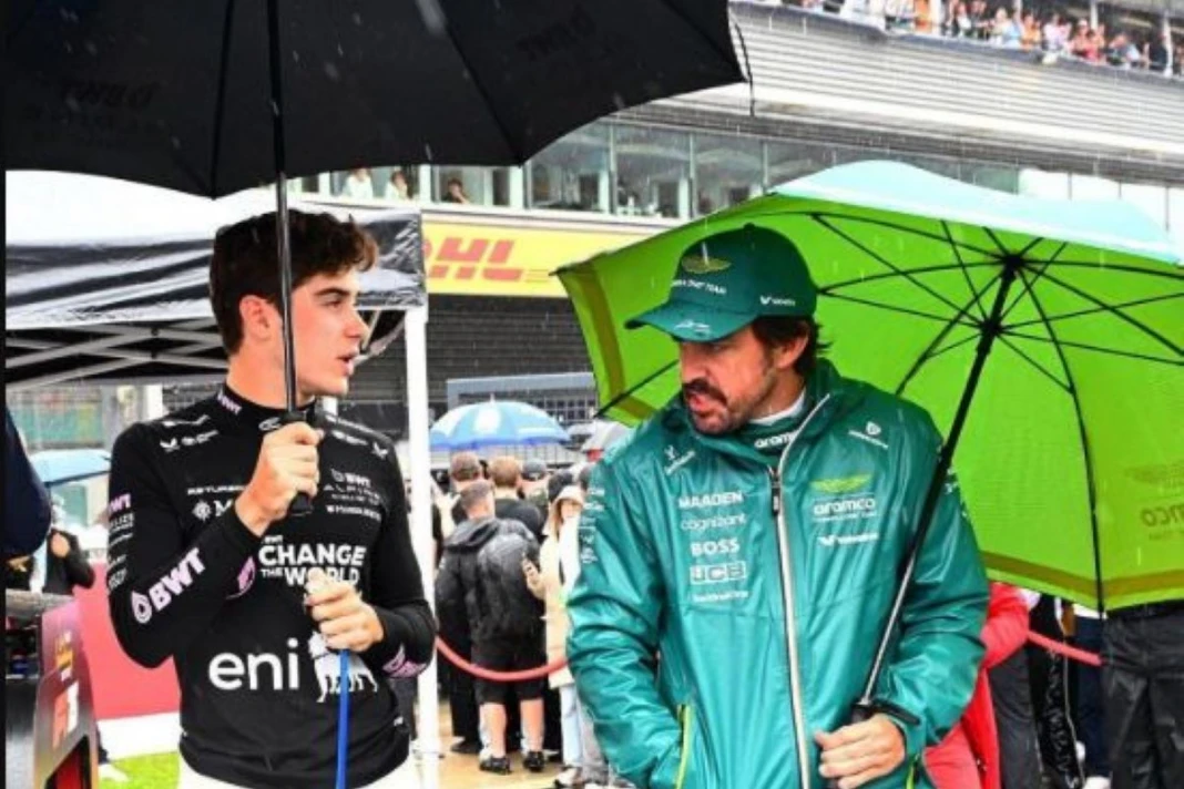 DIÁLOGO. Colapinto charla durante la pausa obligada por la lluvia con el español, Fernando Alonso.