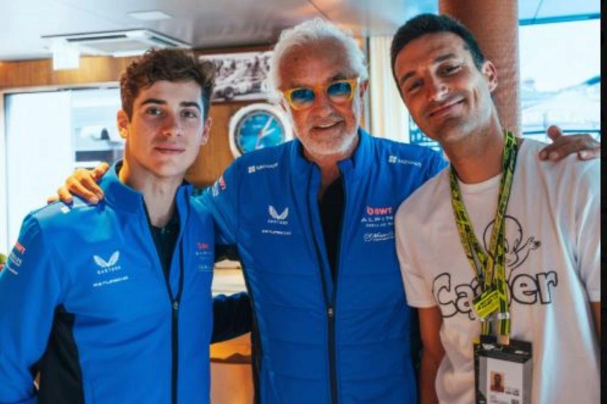 AL ÁLBUM. Colapinto, Briatore y Scaloni. Ayer, el pilarense se forografió con el arquero de Real Madrid, el belga Thibaut Courtois.