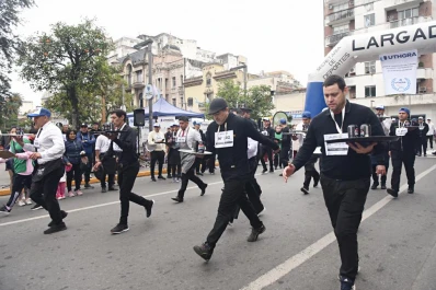 Mozos y bandejas: una maratón que ya es tradición en Tucumán