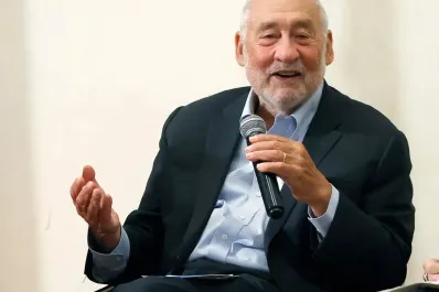 Un premio Nobel de Economía advierte: Argentina está en la puerta de otra crisis