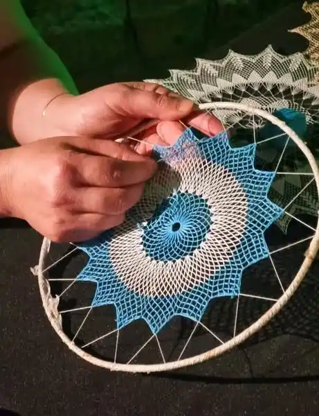 MANOS EN ACCIÓN. Cuidado, dedicación y detalle en cada randa.