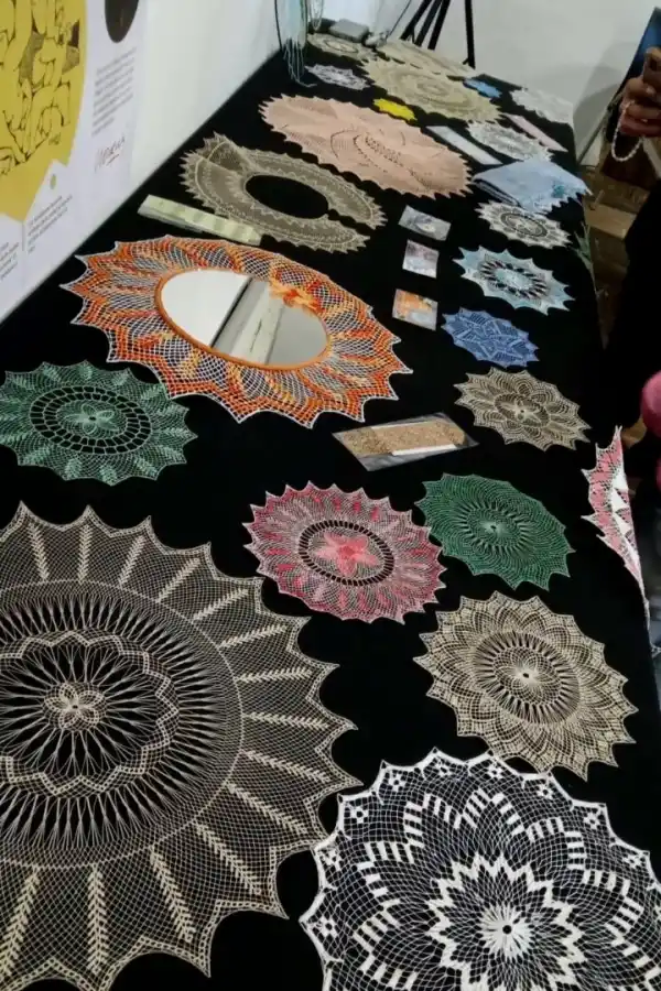 EXPRESIÓN ARTÍSTICA. El resultado del trabajo de las randeras sorprende a los turistas que visitan la Casa Histórica.