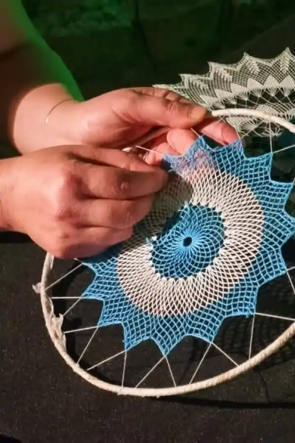 MANOS EN ACCIÓN. Cuidado, dedicación y detalle en cada randa.