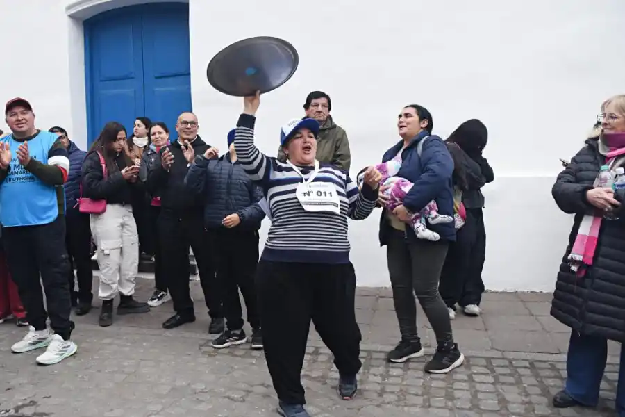 BANDEJA EN ALTO. Una competidora celebra su llegada a la meta.