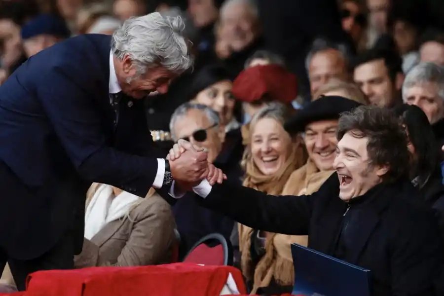 JUGÓ DE LOCAL. Pino saluda a Milei, que exteriorizó su alegría.