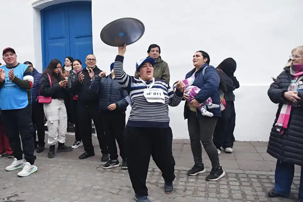 BANDEJA EN ALTO. Una competidora celebra su llegada a la meta.