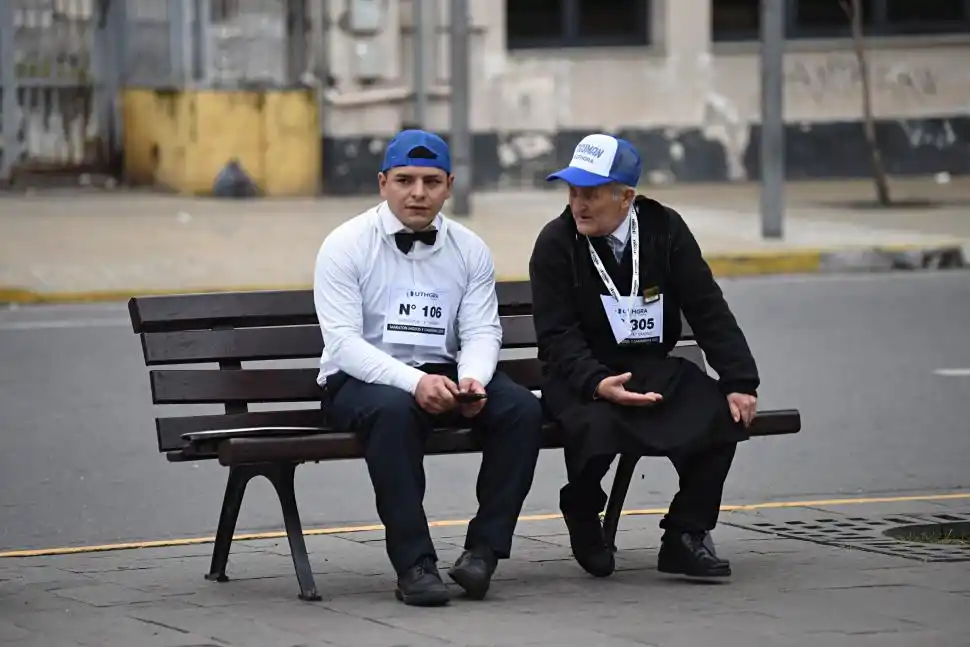 COLEGAS. Un joven mozo junto a Carlos García, con 40 años de oficio.