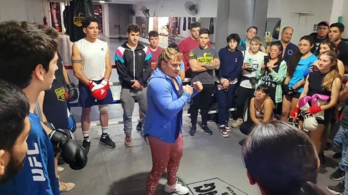 EN EL DEPORTE. Oliveras le da indicaciones a un joven público en The Boxing Gym.