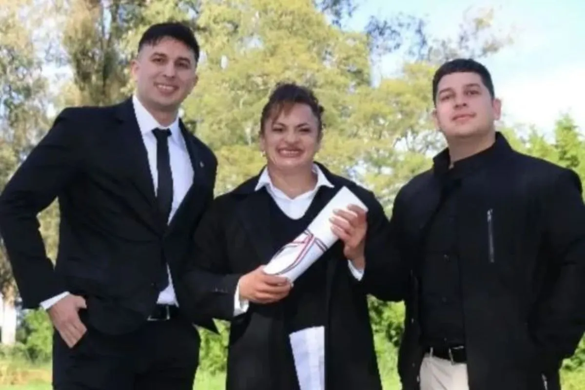 EN FAMILIA. Alejandro y Alexis, los hijos de Oliveras, junto a su madre durante una disitinción.