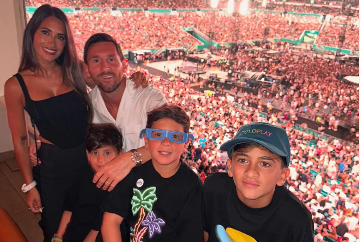 Lionel Messi y Antonela Roccuzzo atrapados por la kiss cam en el show de Coldplay