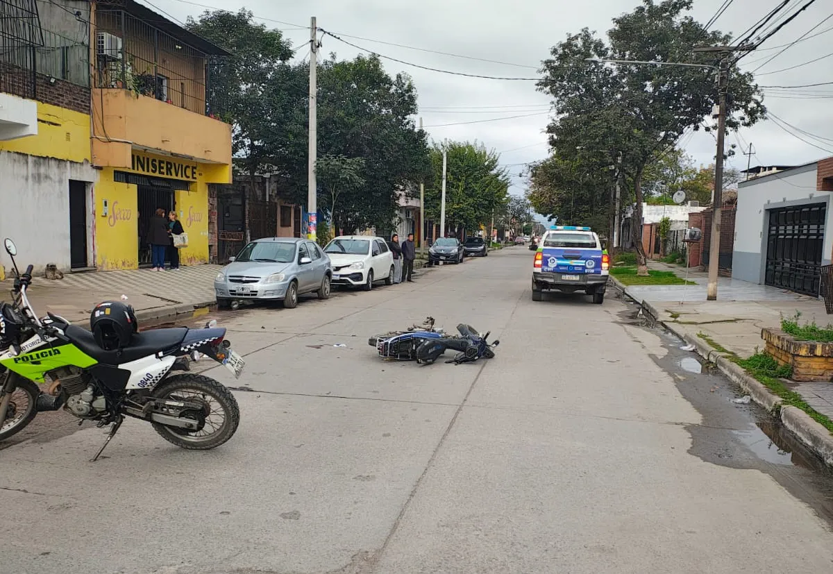 TREMENDO IMPACTO. La moto que conducía la señora embarazada llevando a sus tres hijos. Chocó contra un vehículo que estaba estacionado en Lavaisse y Libertad.