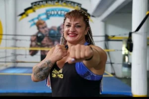 La Locomotora Oliveras, campeona arriba y abajo del ring