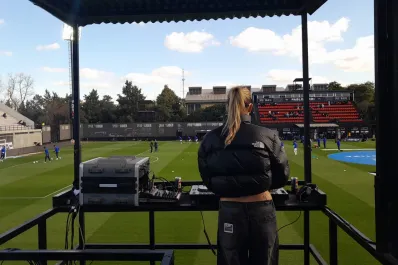 DJ en vivo, influencers, camisetas sin vender y una hinchada con triple identidad: así es el fenómeno Riestra
