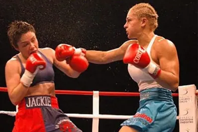 Hazaña en México e impactante nocaut a una colombiana, así fueron los mejores momentos de Locomotora Oliveras en el ring