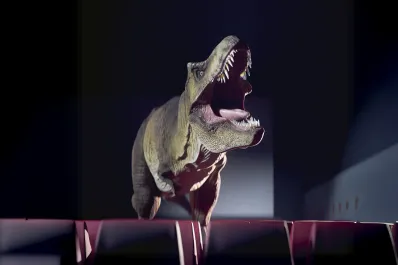 Un dinosaurio camina por el microcentro en un spot pionero para el cine tucumano