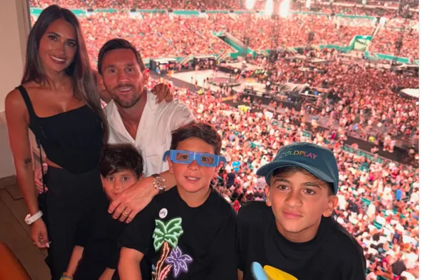 Lionel Messi y Antonela Roccuzzo atrapados por la kiss cam en el show de Coldplay