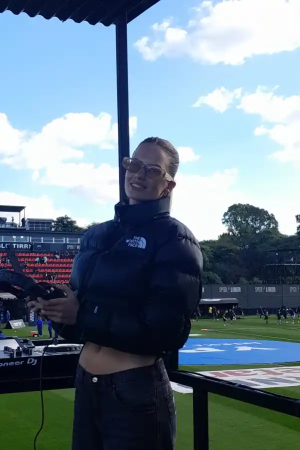 DJ en vivo, influencers, camisetas sin vender y una hinchada con triple identidad: así es el fenómeno Riestra