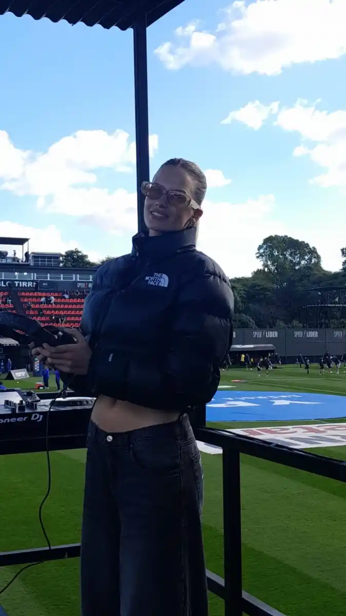 DJ en vivo, influencers, camisetas sin vender y una hinchada con triple identidad: así es el fenómeno Riestra