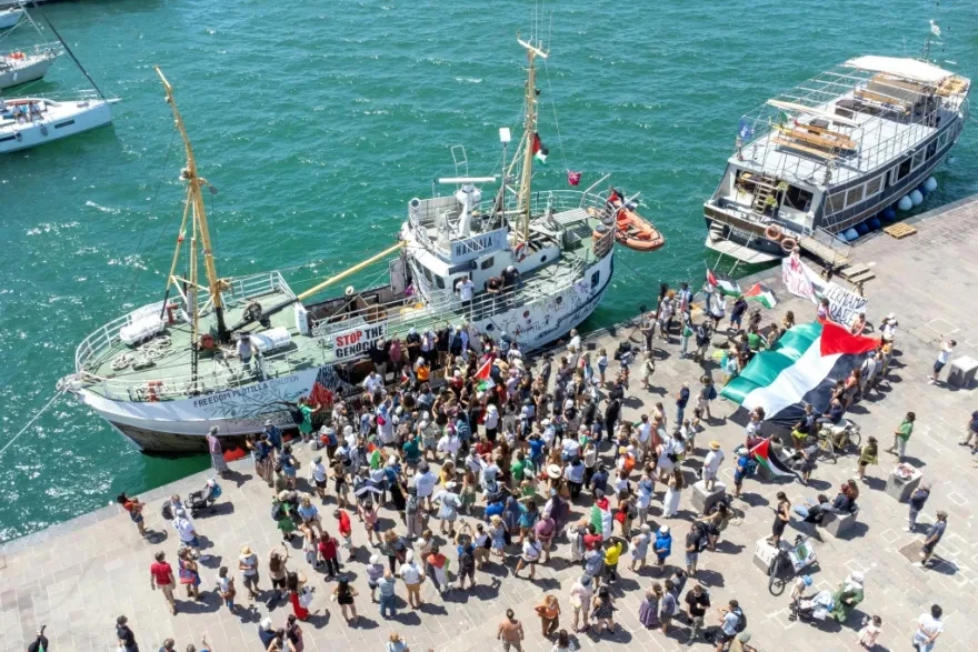 CONFISCADO. Fuerzas israelíes desviaron un barco con ayuda para Gaza, fletado por activistas propalestinos, al puerto de Asdod tras confiscar la nave en aguas internacionales y detener a la tripulación.